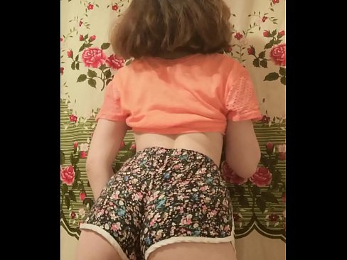 ❤️ Dhallaan yar oo sexy ah oo iska siibaysa surwaalka gaaban ee kamarada ️❌ anaga ❌❤